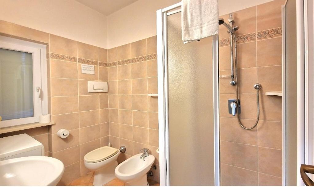 Chiara Pool Apartment Бардолино Экстерьер фото
